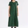 Haki-Kleid mit grünem Sinda-Print